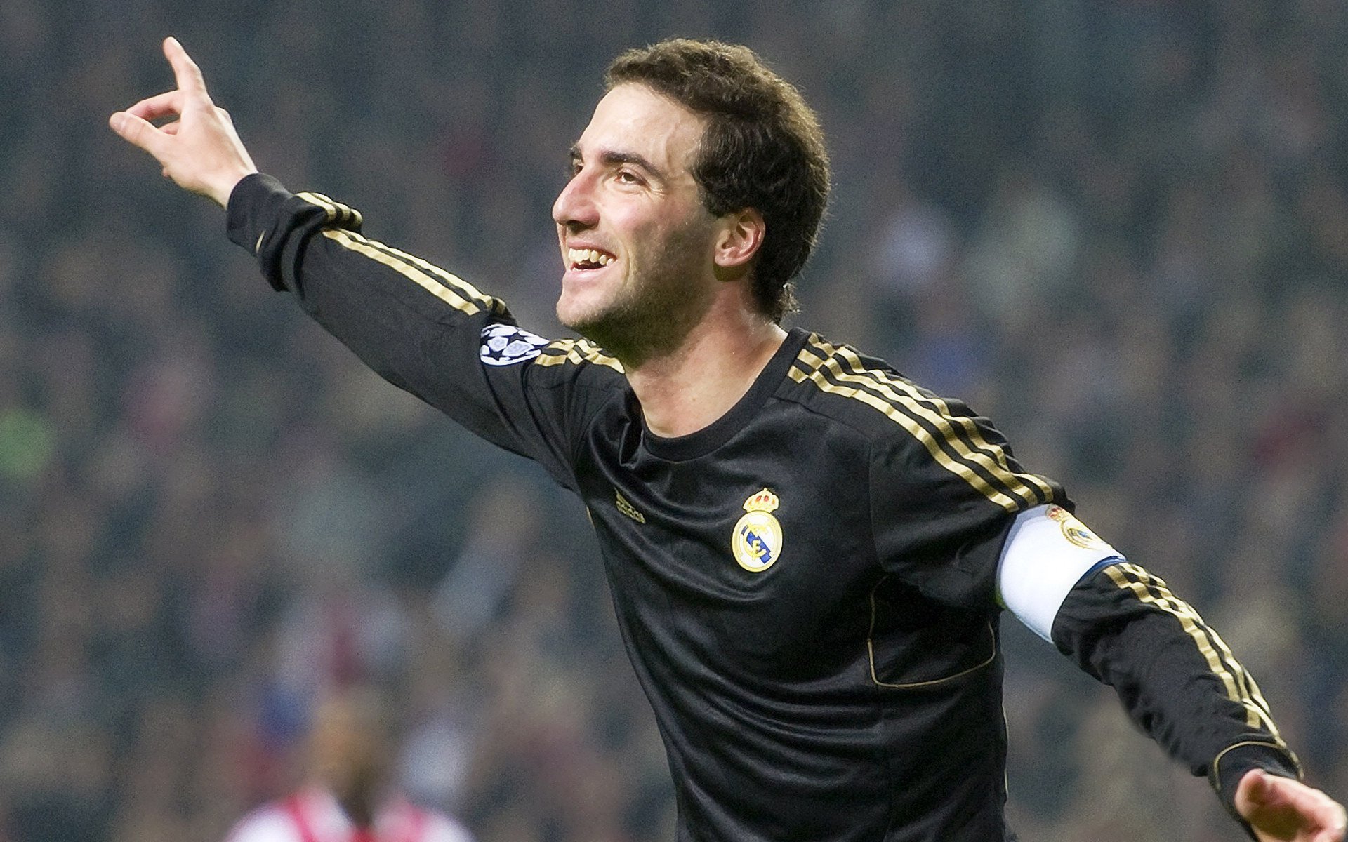 费耶诺德在与阿尔克马尔的比赛中3-2获胜,展现强劲实力。,费耶诺德对阿尔马克